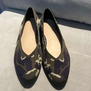 KELLY & KATIE CAMO BALLERINA FLATS LIKE NEW SIZE 9